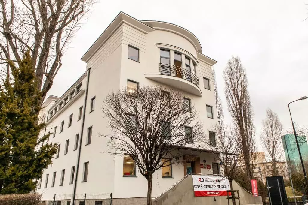 budynek-szkoly-mila-2-warszawa.webp